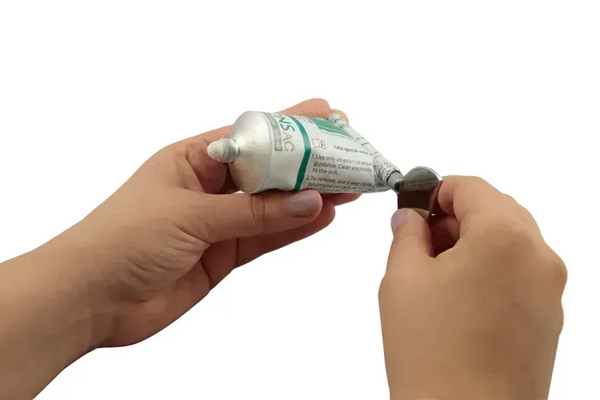 Clé à tube pour crème d'électrodes, pâtes ou similaires